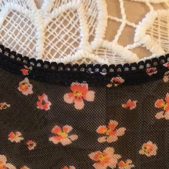 532 🌼EUC Me to We Pac Sun Juniors Sheer Floral Top🌼 - Picture 7 of 7